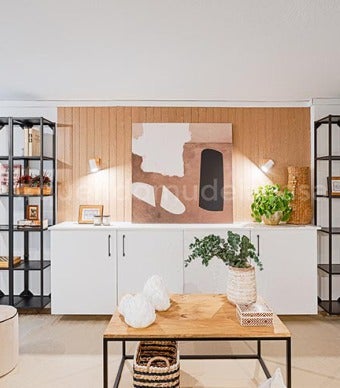 Sala de estar moderna com parede revestida com rodapés e um aparador branco feito com móveis de cozinha